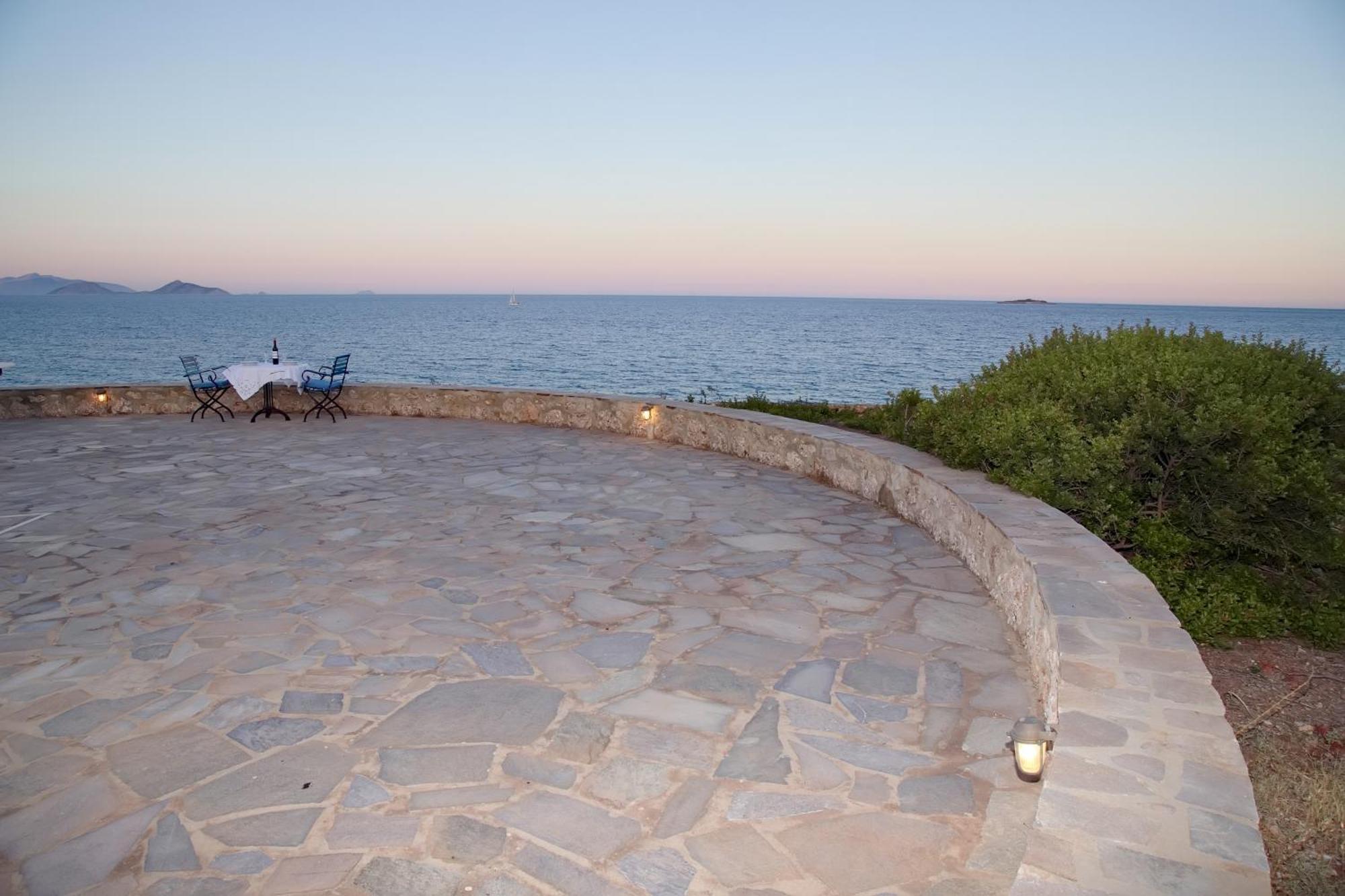 Aroura Homes 4Br Beachfront Villa Spetses Town Bagian luar foto