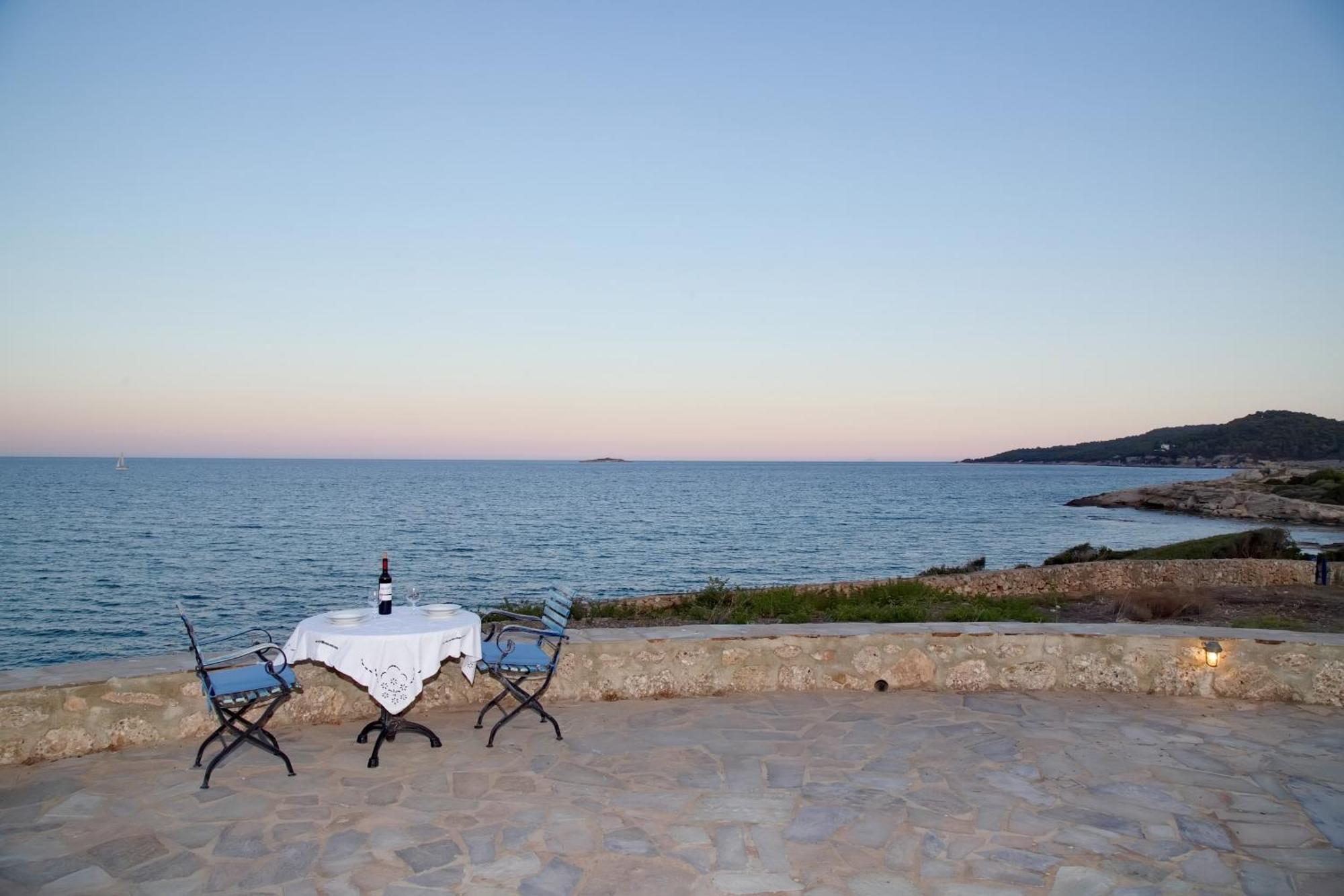 Aroura Homes 4Br Beachfront Villa Spetses Town Bagian luar foto