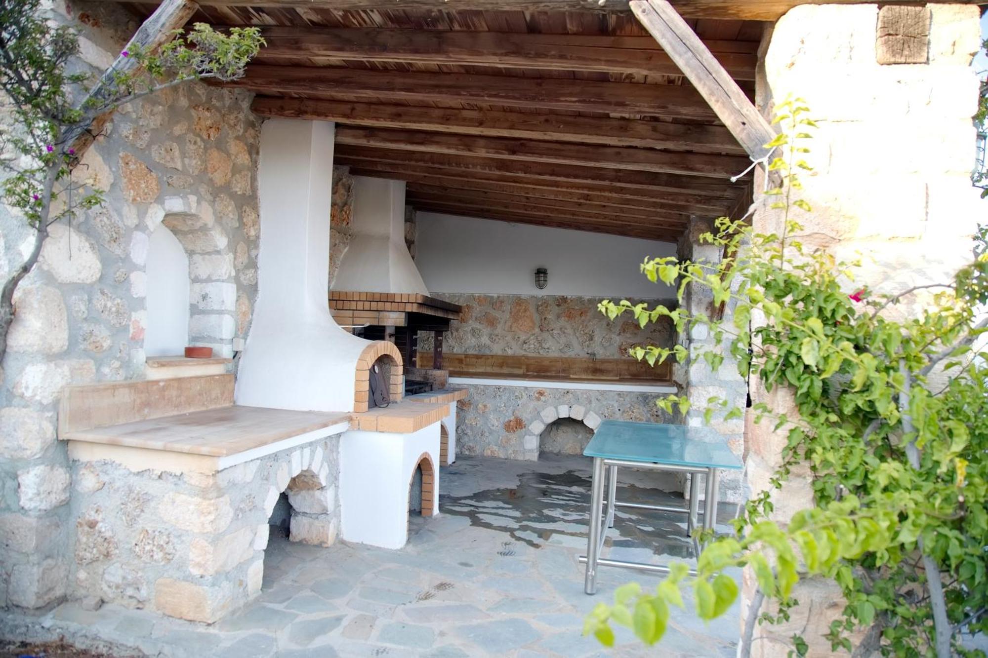 Aroura Homes 4Br Beachfront Villa Spetses Town Bagian luar foto
