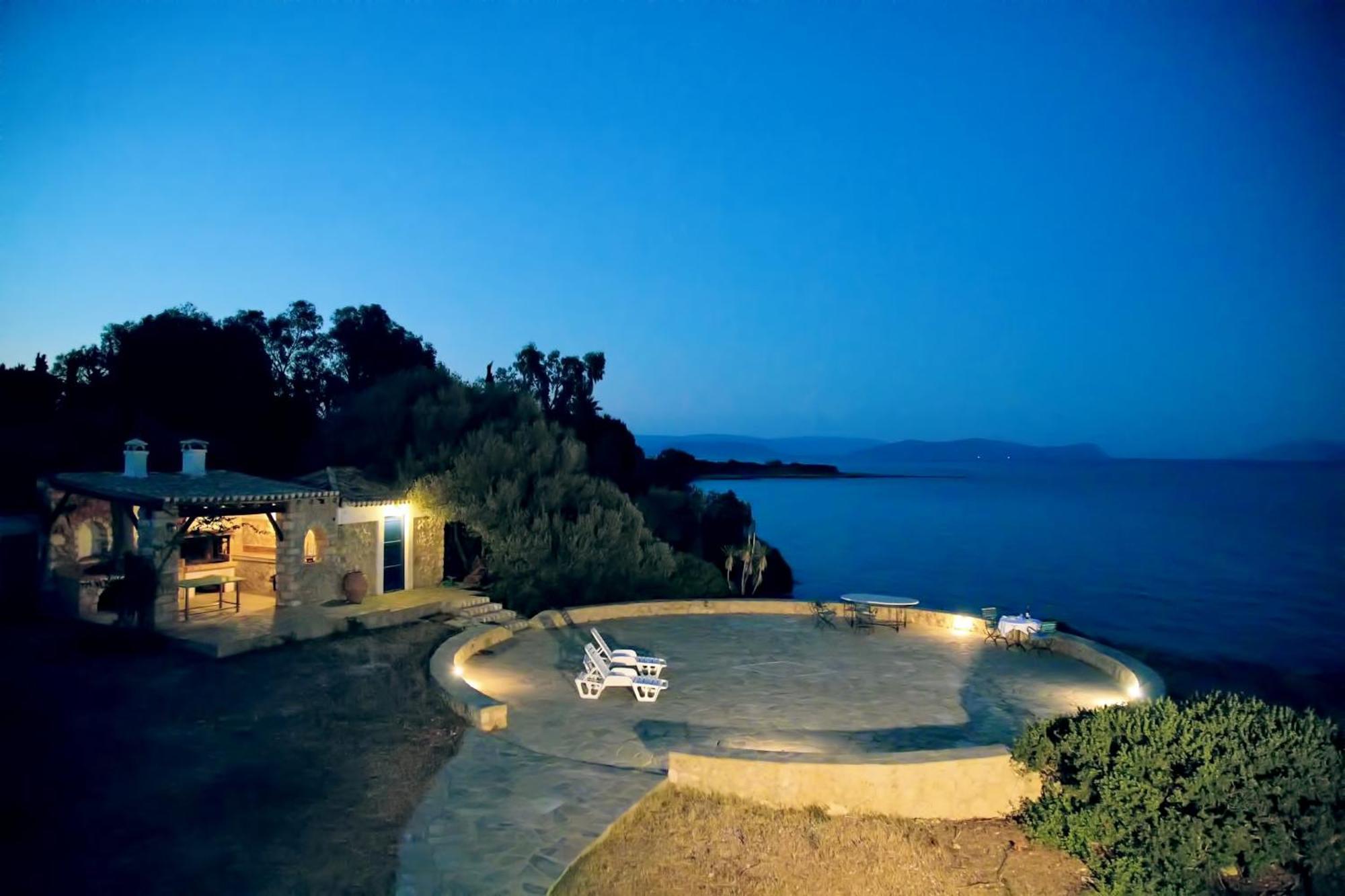 Aroura Homes 4Br Beachfront Villa Spetses Town Bagian luar foto