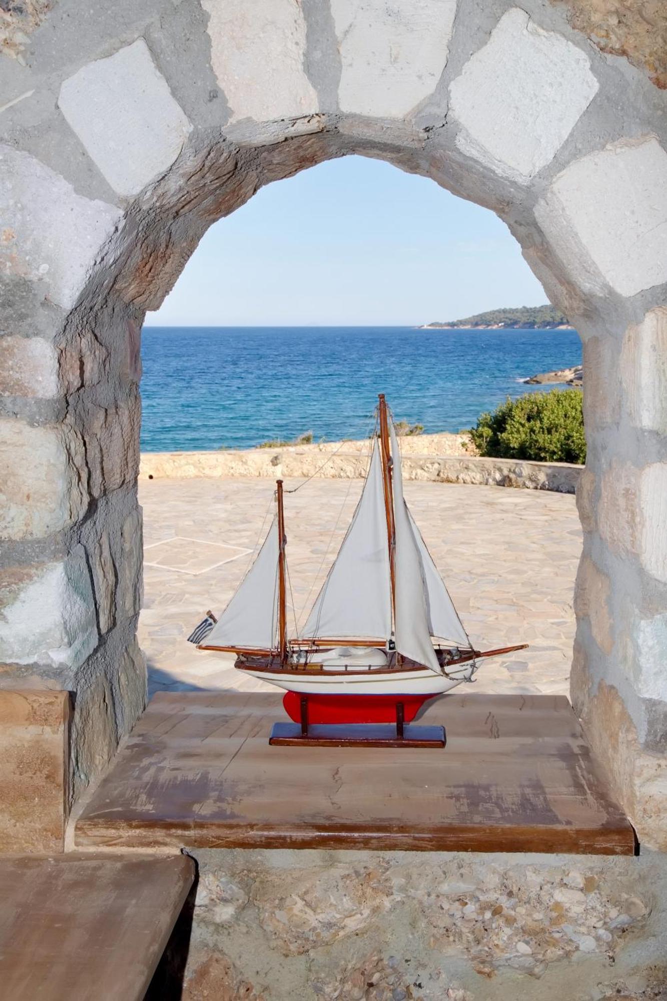 Aroura Homes 4Br Beachfront Villa Spetses Town Bagian luar foto