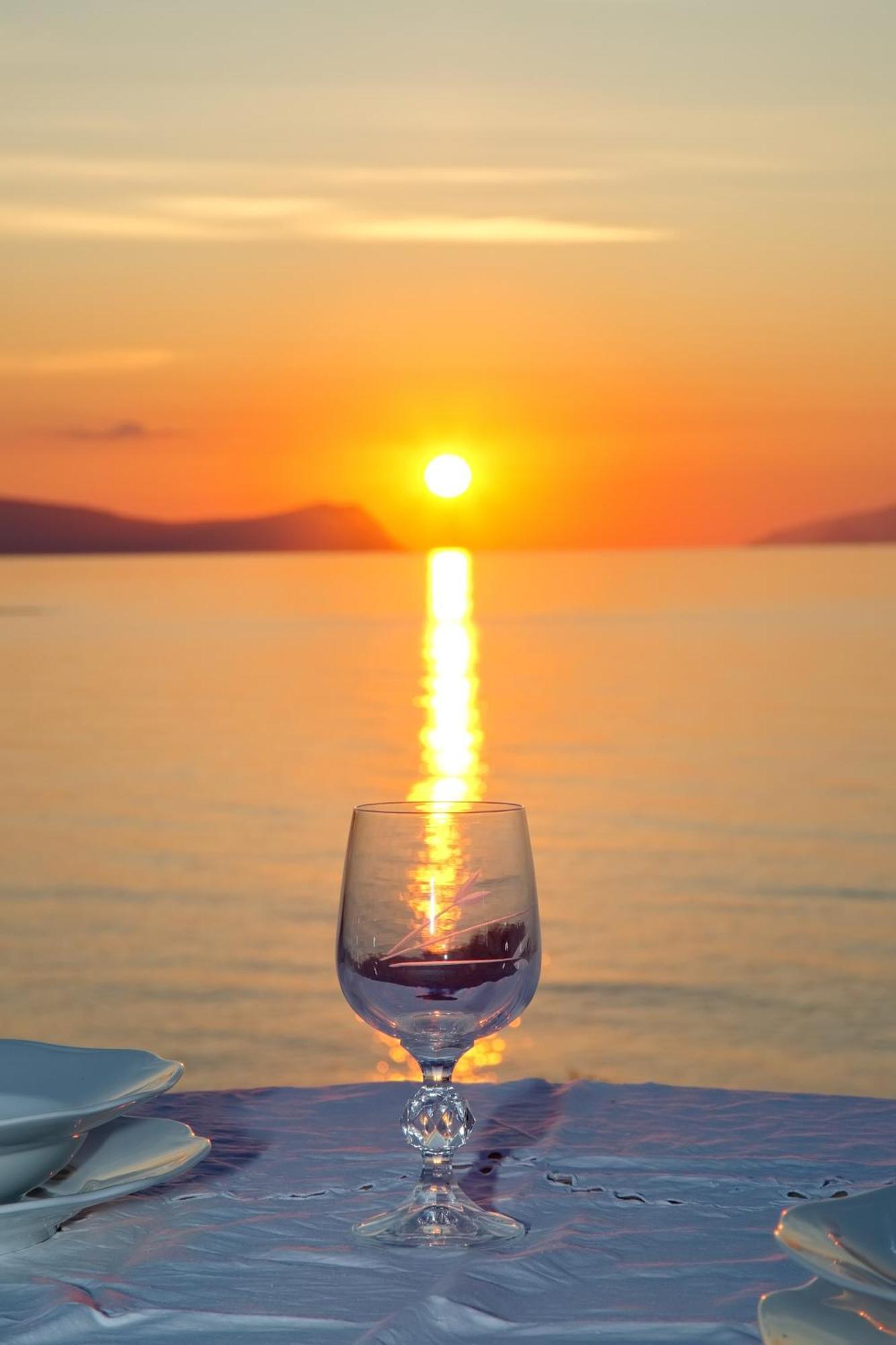 Aroura Homes 4Br Beachfront Villa Spetses Town Bagian luar foto